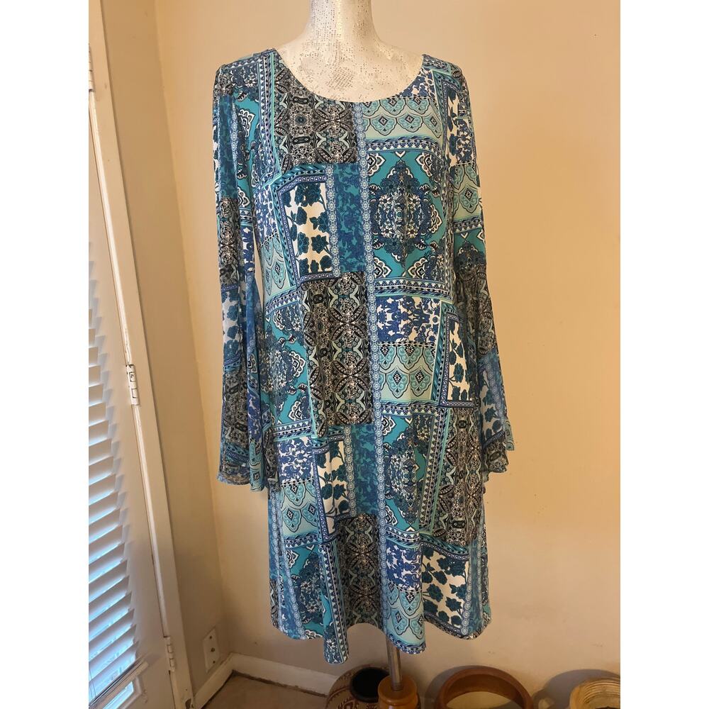 Ronni Nicole patterned shift dress w/ bell sleeves and a scoop neckline. Sz M